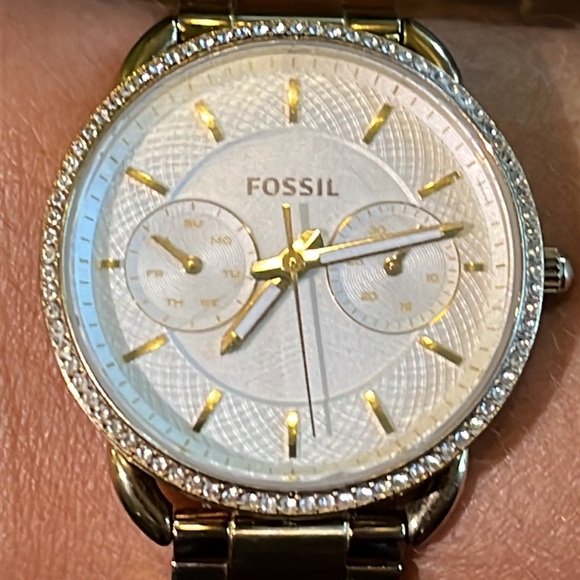 Fossil Gold woman’s watch with diamonds. - Picture 1 of 4